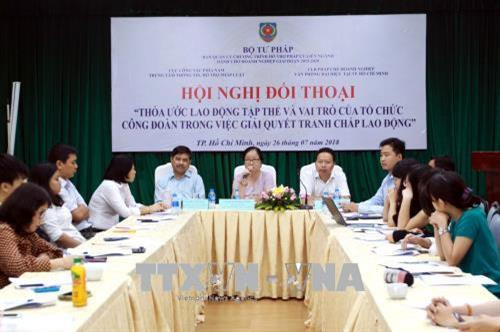 Cục công tác phía Nam – Bộ Tư Pháp tổ chức Hội nghị đối thoại “Thỏa ước lao động tập thể và vai trò của tổ chức Công đoàn trong việc giải quyết tranh chấp lao động” giữa đại diện Sở Lao động Thương binh và Xã hội, Liên đoàn Lao động thành phố Hồ Chí Minh với doanh nghiệp các tỉnh, thành phía Nam nhằm đưa ra giải pháp thảo gỡ khó khăn vướng mắc của doanh nghiệp. Ảnh: Thanh Vũ - TTXVN . Cục công tác phía Nam – Bộ Tư Pháp tổ chức Hội nghị đối thoại “Thỏa ước lao động tập thể và vai trò của tổ chức Công đoàn trong việc giải quyết tranh chấp lao động” giữa đại diện Sở Lao động Thương binh và Xã hội, Liên đoàn Lao động thành phố Hồ Chí Minh với doanh nghiệp các tỉnh, thành phía Nam nhằm đưa ra giải pháp thảo gỡ khó khăn vướng mắc của doanh nghiệp. Ảnh: Thanh Vũ - TTXVN .