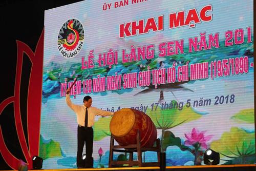 Đồng chí Lê Minh Thông - Phó Chủ tịch UBND tỉnh Nghệ An đánh trống khai mạc Lễ hội. Ảnh: Bích Huệ - TTXVN Đồng chí Lê Minh Thông - Phó Chủ tịch UBND tỉnh Nghệ An đánh trống khai mạc Lễ hội. Ảnh: Bích Huệ - TTXVN