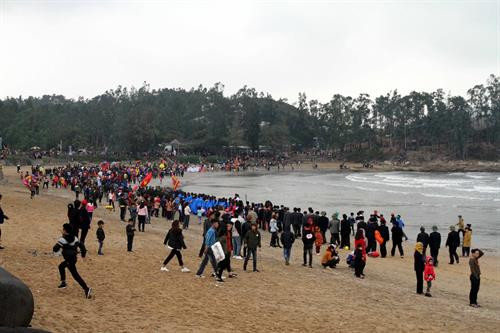 Người dân địa phương cùng du khách về dự Lễ cầu ngư trong lễ hội đền Cờn. Ảnh: Tá Chuyên – TTXVN Người dân địa phương cùng du khách về dự Lễ cầu ngư trong lễ hội đền Cờn. Ảnh: Tá Chuyên – TTXVN