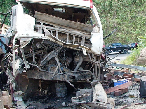 Hiện trường vụ nổ và cháy xe khách Việt trên đất Lào. Ảnh; Mạnh Thành,Hoài Nam - TTXVN Hiện trường vụ nổ và cháy xe khách Việt trên đất Lào. Ảnh; Mạnh Thành,Hoài Nam - TTXVN