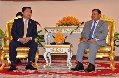 Samdech Say Chhum, Phó Chủ tịch Đảng Nhân dân Campuchia (CPP), Chủ tịch Thượng viện Campuchia tiếp thân mật đồng chí Đinh La Thăng, ngày 1/6 . Ảnh: Xuân Khu - Phóng viên TTXVN tại Campuchia Samdech Say Chhum, Phó Chủ tịch Đảng Nhân dân Campuchia (CPP), Chủ tịch Thượng viện Campuchia tiếp thân mật đồng chí Đinh La Thăng, ngày 1/6 . Ảnh: Xuân Khu - Phóng viên TTXVN tại Campuchia