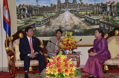 Bà Men Sam An, Phó Thủ tướng Chính phủ Hoàng gia Campuchia, Chủ tịch Hội hữu nghị Campuchia – Việt Nam tiếp đồng chí Đinh La Thăng. Ảnh: Xuân Khu - Phóng viên TTXVN tại Campuchia Bà Men Sam An, Phó Thủ tướng Chính phủ Hoàng gia Campuchia, Chủ tịch Hội hữu nghị Campuchia – Việt Nam tiếp đồng chí Đinh La Thăng. Ảnh: Xuân Khu - Phóng viên TTXVN tại Campuchia