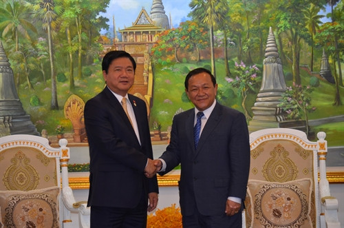 Đồng chí Đinh La Thăng làm việc với Chủ tịch Đảng Nhân dân Campuchia (CPP) Thành phố Phnom Penh, Đô trưởng Phnom Penh, ngài Pa Socheatevong, ngày 1/6 . Ảnh: Xuân Khu - Phóng viên TTXVN tại Campuchia Đồng chí Đinh La Thăng làm việc với Chủ tịch Đảng Nhân dân Campuchia (CPP) Thành phố Phnom Penh, Đô trưởng Phnom Penh, ngài Pa Socheatevong, ngày 1/6 . Ảnh: Xuân Khu - Phóng viên TTXVN tại Campuchia