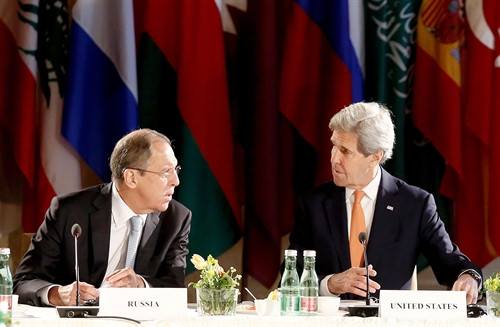 Trong ảnh (tư liệu): Ngoại trưởng Nga Sergei Lavrov (trái) và Ngoại trưởng Mỹ John Kerry trong cuộc họp ở Vienna, Áo ngày 17/5. AFP/TTXVN