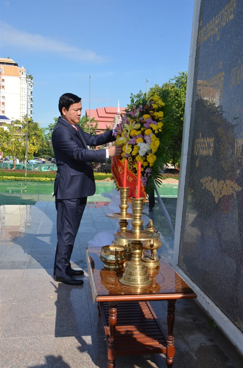 Đồng chí Đinh La Thăng tới đặt vòng hoa tại Đài tưởng niệm Quân tình nguyện Việt Nam ở Thủ đô Phnom Penh. Ảnh: Xuân Khu - Phóng viên TTXVN tại Campuchia Đồng chí Đinh La Thăng tới đặt vòng hoa tại Đài tưởng niệm Quân tình nguyện Việt Nam ở Thủ đô Phnom Penh. Ảnh: Xuân Khu - Phóng viên TTXVN tại Campuchia