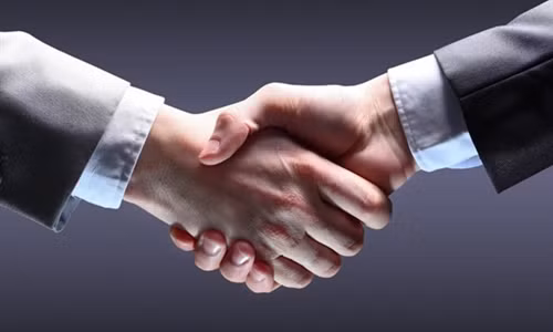 Kiêng bắt tay qua cửa