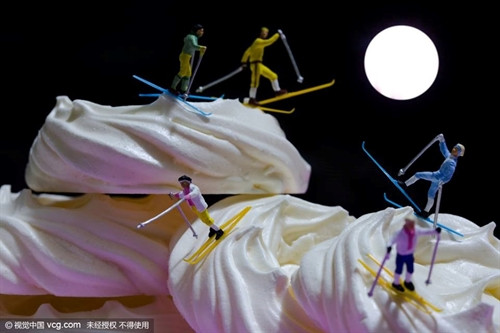 Người nghệ sỹ 36 tuổi đã dành nhiều giờ để tạo hình và chụp ảnh những món đồ chơi chỉ cao có 2cm. (Nguồn: CCTVNews)