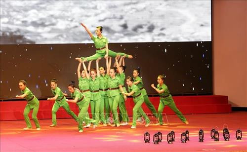 Chương trình nghệ thuật đặc biệt tại buổi gặp mặt. Ảnh: Anh Tuấn – TTXVN Chương trình nghệ thuật đặc biệt tại buổi gặp mặt. Ảnh: Anh Tuấn – TTXVN