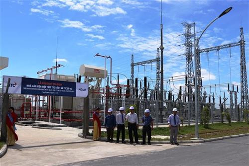 Ngày 19/6, tại khu công nghiệp Thành Thành Công (ấp An Hội, An Hòa, Trảng Bàng, Tây Ninh), Tập đoàn TTC và Tập đoàn năng lượng Gulf (Thái Lan) tổ chức khánh thành 2 nhà máy điện năng lượng mặt trời TTC số 1 và TTC số 2 với tổng nguồn vốn đầu tư lên đến 2.700 tỷ đồng. Hệ thống các tấm pin năng lượng mặt trời của 2 nhà máy có quy mô 118,8 MWp, mỗi năm cung cấp cho hệ thống điện lưới quốc gia khoảng 184 triệu kWh điện, đáp ứng cho nhu cầu sử dụng điện tương đương khoảng 150.000 hộ dân. Trong ảnh: Trạm biến áp của Nhà máy điện năng lượng mặt trời TTC số 2. Ảnh: Lê Đức Hoảnh - TTXVN Ngày 19/6, tại khu công nghiệp Thành Thành Công (ấp An Hội, An Hòa, Trảng Bàng, Tây Ninh), Tập đoàn TTC và Tập đoàn năng lượng Gulf (Thái Lan) tổ chức khánh thành 2 nhà máy điện năng lượng mặt trời TTC số 1 và TTC số 2 với tổng nguồn vốn đầu tư lên đến 2.700 tỷ đồng. Hệ thống các tấm pin năng lượng mặt trời của 2 nhà máy có quy mô 118,8 MWp, mỗi năm cung cấp cho hệ thống điện lưới quốc gia khoảng 184 triệu kWh điện, đáp ứng cho nhu cầu sử dụng điện tương đương khoảng 150.000 hộ dân. Trong ảnh: Trạm biến áp của Nhà máy điện năng lượng mặt trời TTC số 2. Ảnh: Lê Đức Hoảnh - TTXVN