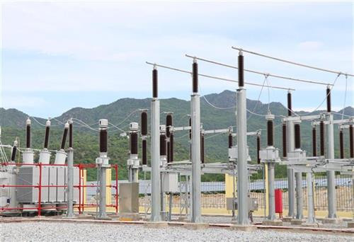 Ngày 16/6, tại xã Phước Hữu (Ninh Phước, Ninh Thuận), Công ty cổ phần đầu tư điện Phước Hữu tổ chức lễ khánh thành Nhà máy điện mặt trời Phước Hữu - Điện lực 1 với công suất lắp đặt hơn 30MWp. Sau 9 tháng thi công, đến tháng 4/2019, nhà máy đã hòa lưới điện lần đầu và đến ngày 9/5 đã chốt chỉ số công tơ đưa vào vận hành thương mại với tổng sản lượng điện sản xuất và cung ứng dự kiến lên đến 47.639MWh/năm.Trong ảnh: Trạm biến áp được nhà đầu tư lắp đặt chuyển tải hòa dòng điện vào lưới điện quốc gia. Ảnh: Công Thử - TTXVN Ngày 16/6, tại xã Phước Hữu (Ninh Phước, Ninh Thuận), Công ty cổ phần đầu tư điện Phước Hữu tổ chức lễ khánh thành Nhà máy điện mặt trời Phước Hữu - Điện lực 1 với công suất lắp đặt hơn 30MWp. Sau 9 tháng thi công, đến tháng 4/2019, nhà máy đã hòa lưới điện lần đầu và đến ngày 9/5 đã chốt chỉ số công tơ đưa vào vận hành thương mại với tổng sản lượng điện sản xuất và cung ứng dự kiến lên đến 47.639MWh/năm.Trong ảnh: Trạm biến áp được nhà đầu tư lắp đặt chuyển tải hòa dòng điện vào lưới điện quốc gia. Ảnh: Công Thử - TTXVN