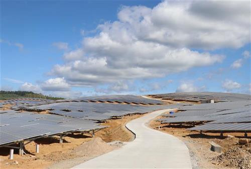 Ngày 27/6, tại xã Xuân Thọ 1 (thị xã Sông Cầu, tỉnh Phú Yên), Công ty Cổ phần Quang điện Phú Khánh tổ chức lễ khánh thành hai Nhà máy Điện mặt trời Xuân Thọ 1 và Xuân Thọ 2. Dự án được triển khai xây dựng từ tháng 1 năm 2019 trên diện tích 120ha, mỗi nhà máy có công suất 49,6 MW, sản lượng điện sản xuất đạt 76,2 triệu kWh/năm với tổng nguồn vốn đầu tư gần 2.800 tỷ đồng. Trong ảnh: Hệ thống pin năng lượng mặt trời Nhà máy Điện Mặt trời Xuân Thọ 1 và 2. Ảnh: Phạm Cường-TTXVN Ngày 27/6, tại xã Xuân Thọ 1 (thị xã Sông Cầu, tỉnh Phú Yên), Công ty Cổ phần Quang điện Phú Khánh tổ chức lễ khánh thành hai Nhà máy Điện mặt trời Xuân Thọ 1 và Xuân Thọ 2. Dự án được triển khai xây dựng từ tháng 1 năm 2019 trên diện tích 120ha, mỗi nhà máy có công suất 49,6 MW, sản lượng điện sản xuất đạt 76,2 triệu kWh/năm với tổng nguồn vốn đầu tư gần 2.800 tỷ đồng. Trong ảnh: Hệ thống pin năng lượng mặt trời Nhà máy Điện Mặt trời Xuân Thọ 1 và 2. Ảnh: Phạm Cường-TTXVN
