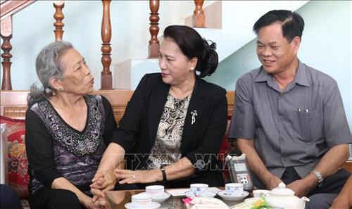 Chủ tịch Quốc hội Nguyễn Thị Kim Ngân thăm thương binh Trần Thị Nga ở phường 5, thành phố Tuy Hòa (Phú Yên). Ảnh: Phạm Cường-TTXVN Chủ tịch Quốc hội Nguyễn Thị Kim Ngân thăm thương binh Trần Thị Nga ở phường 5, thành phố Tuy Hòa (Phú Yên). Ảnh: Phạm Cường-TTXVN