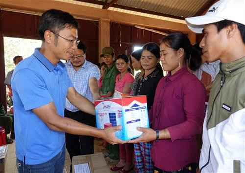 Công ty Cổ phần Du lịch Khánh Gia phối hợp với Công ty TNHH Thể thao và Du lịch Tuấn Minh, Công ty Vũ Phong đồng tài trợ chương trình lắp đặt điện mặt trời miễn phí với chủ để “Thắp sáng tương lai” cho 20 hộ dân đồng bào Hre ở thảo nguyên Bùi Hui (xã Ba Trang, huyện Ba Tơ, Quảng Ngãi) có độ cao 700 mét so với mực nước biển, cách thành phố Quảng Ngãi 70 km về phía Tây Nam. Mỗi hộ sở hữu một bộ gồm cục tích điện UPS, pin thu năng lượng mặt trời, 2 bóng đèn với trị giá gần 3 triệu đồng/bộ. Trong ảnh: Trao bộ lắp đặt điện năng lượng mặt trời cho người dân. Ảnh: Phước Ngọc-TTXVN Công ty Cổ phần Du lịch Khánh Gia phối hợp với Công ty TNHH Thể thao và Du lịch Tuấn Minh, Công ty Vũ Phong đồng tài trợ chương trình lắp đặt điện mặt trời miễn phí với chủ để “Thắp sáng tương lai” cho 20 hộ dân đồng bào Hre ở thảo nguyên Bùi Hui (xã Ba Trang, huyện Ba Tơ, Quảng Ngãi) có độ cao 700 mét so với mực nước biển, cách thành phố Quảng Ngãi 70 km về phía Tây Nam. Mỗi hộ sở hữu một bộ gồm cục tích điện UPS, pin thu năng lượng mặt trời, 2 bóng đèn với trị giá gần 3 triệu đồng/bộ. Trong ảnh: Trao bộ lắp đặt điện năng lượng mặt trời cho người dân. Ảnh: Phước Ngọc-TTXVN