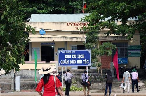 Du khách tham quan, du lịch quần đảo Hải Tặc, xã Tiên Hải, thành phố Hà Tiên (Kiên Giang). Ảnh: Lê Huy Hải-TTXVN Du khách tham quan, du lịch quần đảo Hải Tặc, xã Tiên Hải, thành phố Hà Tiên (Kiên Giang). Ảnh: Lê Huy Hải-TTXVN