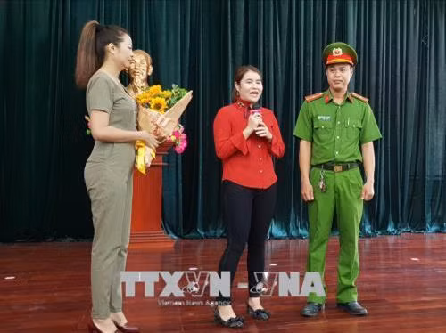 Chị Nguyễn Thị Khánh Ly gửi lời cảm ơn tới chiến sỹ Nguyễn Duy Khang, người cứu mình trong đám cháy. Ảnh: Thành Chung - TTXVN