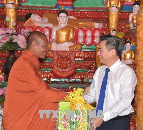 Bí thư Tỉnh ủy Bạc Liêu Nguyễn Quang Dương tặng quà cho trụ trì chùa nhân ngày Tết cổ truyền Chôl Chnăm Thmây. Ảnh: Nhật Bình – TTXVN.