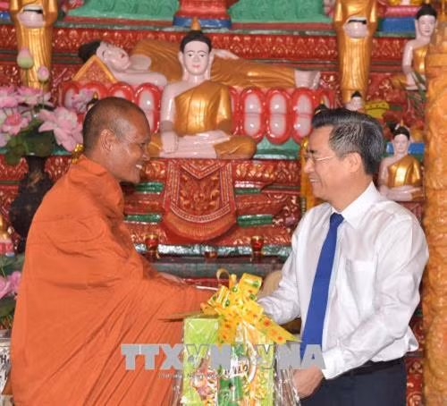 Bí thư Tỉnh ủy Bạc Liêu Nguyễn Quang Dương tặng quà cho trụ trì chùa nhân ngày Tết cổ truyền Chôl Chnăm Thmây. Ảnh: Nhật Bình – TTXVN.