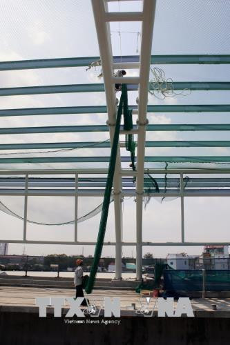 Công nhân lắp đặt lưới an toàn thi công hệ thống mái vòm nhà ga Khu công nghệ cao(Thành phố Hồ Chí Minh). Ảnh: Hoàng Hải-TTXVN Công nhân lắp đặt lưới an toàn thi công hệ thống mái vòm nhà ga Khu công nghệ cao(Thành phố Hồ Chí Minh). Ảnh: Hoàng Hải-TTXVN