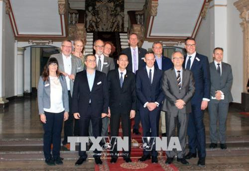 Ông Lê Thanh Liêm, Phó Chủ tịch Thường trực UBND Thành phố Hồ Chí Minh với đoàn công tác của bang Rheinland Pfalz, Đức. Ảnh: Xuân Khu-TTXVN Ông Lê Thanh Liêm, Phó Chủ tịch Thường trực UBND Thành phố Hồ Chí Minh với đoàn công tác của bang Rheinland Pfalz, Đức. Ảnh: Xuân Khu-TTXVN