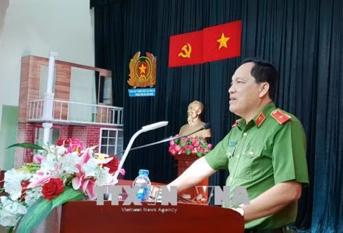 Thiếu tướng Đỗ Minh Dũng, Cục phó Cục Cảnh sát PCCC và Cứu hộ cứu nạn Bộ Công an gửi lời cảm ơn đối với tình cảm của người dân. Ảnh: Thành Chung - TTXVN