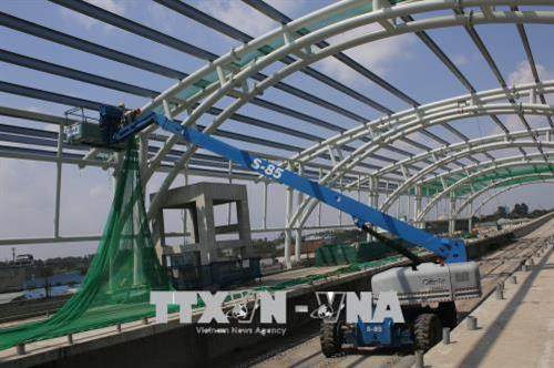 Công nhân lắp đặt lưới an toàn thi công hệ thống mái vòm nhà ga Khu công nghệ cao, Quận 9 (Thành phố Hồ Chí Minh). Ảnh: Hoàng Hải-TTXVN Công nhân lắp đặt lưới an toàn thi công hệ thống mái vòm nhà ga Khu công nghệ cao, Quận 9 (Thành phố Hồ Chí Minh). Ảnh: Hoàng Hải-TTXVN