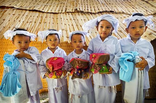 Lễ cuới Chăm Bà ni có 5 đứa trẻ, mặc bộ áo truyền thống màu trắng gọi là “Anak là con” để chứng giám cuộc hôn nhân và mang lễ vật Cô dâu Chú rể với bộ y phục cho lễ cưới toàn màu trắng tiến vào hành lễ trong rạp lễ Bắt đầu lễ các vị tu sĩ làm lễ đốt trầm hương. Sư Cả (Po Gru), đọc kinh Koran xin phép với vị thánh Alla. Những người thân của cô dâu chú rể cầu nguyện thánh Alla ban phước lành cho cô dâu và chú rể Chú rể, cô dâu lần lượt lạy tạ Sư Cả và các giáo sĩ - tục lệ khi lạy tấm khăn trắng trùm dưới 2 chân bằng khăn đội đầu của cô dâu Cô dâu được đưa về phòng the trước để thầy Chang (Po Car) đọc thần chú làm phép dưới đôi gối nằm Thầy Chang đọc thần chú làm phép nhẫn cưới trong lòng bàn tay của cô dâu, rồi đeo nhẫn cho cô dâu sau khi cô dâu trả lời với thầy Chang là đồng ý cuộc hôn nhân Chú rễ ở lại trong rạp lễ Kajang likhah được sư Cả đọc kinh Koran và các giáo sĩ làm phép trao nhẫn cưới Thầy Chang cầm tay chú rể dẫn đến với cô dâu. Hai giáo sĩ đi trước, chú rể đi sau và những em bé “Anak là con” Trong phòng the vị tu sĩ đặt tay chú rể được vào bàn tay cô dâu làm phép rửa tội cầu phúc Người vợ lấy một miếng trầu cau bỏ vào miệng chồng như ý bảo rằng từ nay nàng sẽ lo cho chàng đầy đủ sự ăn uống Trong thời gian 3 ngày đêm đầu vợ chồng phải sinh hoạt ăn uống trong phòng và có người ngồi giám sát Lễ cuới Chăm Bà ni có 5 đứa trẻ, mặc bộ áo truyền thống màu trắng gọi là “Anak là con” để chứng giám cuộc hôn nhân và mang lễ vật Cô dâu Chú rể với bộ y phục cho lễ cưới toàn màu trắng tiến vào hành lễ trong rạp lễ Bắt đầu lễ các vị tu sĩ làm lễ đốt trầm hương. Sư Cả (Po Gru), đọc kinh Koran xin phép với vị thánh Alla. Những người thân của cô dâu chú rể cầu nguyện thánh Alla ban phước lành cho cô dâu và chú rể Chú rể, cô dâu lần lượt lạy tạ Sư Cả và các giáo sĩ - tục lệ khi lạy tấm khăn trắng trùm dưới 2 chân bằng khăn đội đầu của cô dâu Cô dâu được đưa về phòng the trước để thầy Chang (Po Car) đọc thần chú làm phép dưới đôi gối nằm Thầy Chang đọc thần chú làm phép nhẫn cưới trong lòng bàn tay của cô dâu, rồi đeo nhẫn cho cô dâu sau khi cô dâu trả lời với thầy Chang là đồng ý cuộc hôn nhân Chú rễ ở lại trong rạp lễ Kajang likhah được sư Cả đọc kinh Koran và các giáo sĩ làm phép trao nhẫn cưới Thầy Chang cầm tay chú rể dẫn đến với cô dâu. Hai giáo sĩ đi trước, chú rể đi sau và những em bé “Anak là con” Trong phòng the vị tu sĩ đặt tay chú rể được vào bàn tay cô dâu làm phép rửa tội cầu phúc Người vợ lấy một miếng trầu cau bỏ vào miệng chồng như ý bảo rằng từ nay nàng sẽ lo cho chàng đầy đủ sự ăn uống Trong thời gian 3 ngày đêm đầu vợ chồng phải sinh hoạt ăn uống trong phòng và có người ngồi giám sát