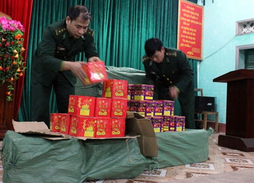 Bộ đội Biên phòng Cao Bằng kiểm tra số pháo lậu vừa thu giữ. Ảnh: Quốc Đạt - TTXVN Bộ đội Biên phòng Cao Bằng kiểm tra số pháo lậu vừa thu giữ. Ảnh: Quốc Đạt - TTXVN