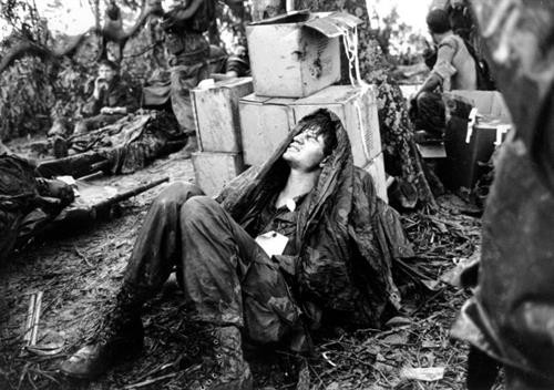 Trong trận đánh 'đồi thịt băm' nổi tiếng đẫm máu của Mỹ trong Chiến tranh Việt Nam, đã có nhiều hơn một lần các chiến đấu cơ Mỹ dội bom và bắn phá trực tiếp vào chiến hào của đồng minh của mình. Nguồn ảnh: vn.sputniknews.com Trong trận đánh 'đồi thịt băm' nổi tiếng đẫm máu của Mỹ trong Chiến tranh Việt Nam, đã có nhiều hơn một lần các chiến đấu cơ Mỹ dội bom và bắn phá trực tiếp vào chiến hào của đồng minh của mình. Nguồn ảnh: vn.sputniknews.com