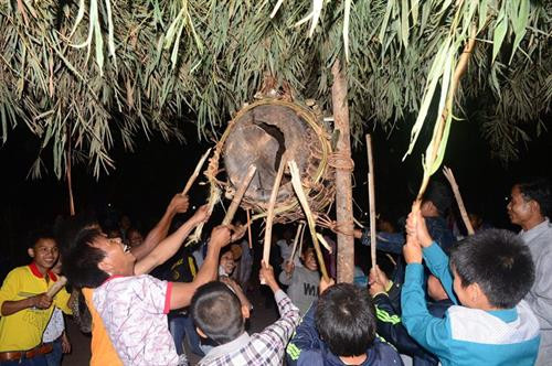 Người Ma Coong vui hội trong lễ hội Đập trống. Ảnh: baoquangbinh.vn Người Ma Coong vui hội trong lễ hội Đập trống. Ảnh: baoquangbinh.vn