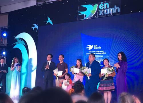 Tẩn Thị Shu - người sáng lập Công ty TNHH MTV Du lịch Sa Pa O’Chau (thứ 2 từ phải sang) nhận Kỷ niệm chương. Ảnh: baolaocai.vn Tẩn Thị Shu - người sáng lập Công ty TNHH MTV Du lịch Sa Pa O’Chau (thứ 2 từ phải sang) nhận Kỷ niệm chương. Ảnh: baolaocai.vn