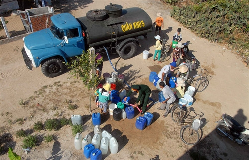 Xe chở nước của Quân khu 5 tới thôn Khánh Tân, nơi bị hạn hán nặng nhất. Xe chở nước của Quân khu 5 tới thôn Khánh Tân, nơi bị hạn hán nặng nhất.