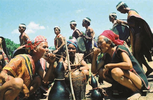 Thưởng thức rượu cần trong lễ Sơmă Kơcham Thưởng thức rượu cần trong lễ Sơmă Kơcham