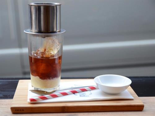 Cà phê Kaffeost ở Phần Lan: Cà phê nóng cùng với những viên phô mai nhỏ. (ảnh: Youtube/bilboteket) Cà phê Türk Kahvesi ở Thổ Nhĩ Kỳ: Cà phê được pha bằng một dụng cụ bằng đồng đặc biệt gọi là cezve. Đặc biệt, với cách pha này, người ta không lọc bã cà phê mà để bã tự lắng xuống. (ảnh: Wikimedia). Cà phê Yuanyang ở Malaysia: Một loại thức uống cực ngon được pha chế từ 3 phần cà phê đen và 7 phần trà sữa Hongkong. Bạn có thể dùng loại đồ uống này nóng hoặc lạnh. (ảnh: Courtesy of The Works of Life). Cà phê Flat White ở Australia: Loại cà phê này tương tự như cách làm một ly latte nhưng với kích cỡ nhỏ hơn. Để làm một tách này bạn cần một shot espresso và phun bọt sữa lên trên. (ảnh: Flick/Jessica Spengler). Cà phê Frappé ở Hy Lạp: Đây là đồ uống do một đại diện của hãng Nescafé tạo ra năm 1957. Loại cà phê này khá phổ biến vào mùa hè ở Hy Lạp, bao gồm cà phê hòa tan và lớp bọt sữa ở bên trên. (ảnh: Shutterstock). Cà phê Espresso Romano ở Italy: Người Italy dùng Espresso cùng với một lát chanh, thứ có thể mang lại hương vị độc đáo cho tách cà phê này. (ảnh: Shutterstock). Cà phê sữa đá ở Việt Nam: Ngọt ngào và có hương vị mạnh mẽ, cà phê sữa đá rất phổ biến ở Việt Nam. Cà phê được ủ bằng phin và nhỏ giọt xuống một cốc chứa đá lạnh và sữa đặc ở bên dưới. (ảnh: Flick/Alpha) Cà phê Café de Olla của Mexico: Cà phê truyền thống Mexico được pha cùng với thanh quế và đường mía chưa tinh chế, sau đó được rót vào một chiếc cốc bằng đất sét. Người dân Mexico tin rằng cốc đất sét sẽ làm nổi bật hương vị cà phê hơn. (ảnh: Wikimedia). Cà phê Touba ở Senegal: Hạt cà phê được rang cùng với hạt tiêu Guinea và thảo mộc, sau đó được pha và lọc trực tiếp từ bình. (ảnh: Getty). Cafezinho ở Brazil: Đây là thức uống phổ biến nhất đối với người dân địa phương. Cafezinho tương tự như một tách espresso, chỉ có điều loại này ngọt và thường được ủ thẳng với đường. (ảnh: Shutterstock). Cà phê Bombon ở Tây Ban Nha dành cho những tín đồ "ưa ngọt" đích thực với một lớp sữa đặc khá dày ở bên dưới cốc. (ảnh: Flickr/Abel Pardo Lopez). Cà phê Irish ở Ireland là một hỗn hợp bao gồm cà phê nóng, whisky Ailen, và đường, cùng với một lớp kem dày bên trên. (ảnh: Flickr/Marco Verch). Cà phê Wiener Melange ở Áo: Tương tự như cappuccino, thức uống này bao gồm espresso ở dưới cốc, ở trên phủ lớp sữa, bọt sữa, đôi khi có cả kem và bột ca cao. (ảnh: Shutterstock). Café au lait ở Pháp: Người Pháp thường thích khởi đầu ngày mới bằng ly cà phê hòa cùng với sữa nóng với tỷ lệ bằng nhau. Cà phê thường được rót trong một chiếc cốc lớn để có thể nhúng bánh croissant. (ảnh: Flickr/Christopher Cornelius). Cà phê Spiced của Morocco: Cà phê đen được pha trộn cùng với các loại gia vị nóng như thảo quả, hạt tiêu đen, quế, đinh hương, và nhục đậu khấu. (ảnh: Shutterstock). Cà phê Cubano của Cuba mang hương vị mạnh mẽ của espresso pha với đường. (ảnh: Shutterstock). Cà phê Kaffeost ở Phần Lan: Cà phê nóng cùng với những viên phô mai nhỏ. (ảnh: Youtube/bilboteket) Cà phê Türk Kahvesi ở Thổ Nhĩ Kỳ: Cà phê được pha bằng một dụng cụ bằng đồng đặc biệt gọi là cezve. Đặc biệt, với cách pha này, người ta không lọc bã cà phê mà để bã tự lắng xuống. (ảnh: Wikimedia). Cà phê Yuanyang ở Malaysia: Một loại thức uống cực ngon được pha chế từ 3 phần cà phê đen và 7 phần trà sữa Hongkong. Bạn có thể dùng loại đồ uống này nóng hoặc lạnh. (ảnh: Courtesy of The Works of Life). Cà phê Flat White ở Australia: Loại cà phê này tương tự như cách làm một ly latte nhưng với kích cỡ nhỏ hơn. Để làm một tách này bạn cần một shot espresso và phun bọt sữa lên trên. (ảnh: Flick/Jessica Spengler). Cà phê Frappé ở Hy Lạp: Đây là đồ uống do một đại diện của hãng Nescafé tạo ra năm 1957. Loại cà phê này khá phổ biến vào mùa hè ở Hy Lạp, bao gồm cà phê hòa tan và lớp bọt sữa ở bên trên. (ảnh: Shutterstock). Cà phê Espresso Romano ở Italy: Người Italy dùng Espresso cùng với một lát chanh, thứ có thể mang lại hương vị độc đáo cho tách cà phê này. (ảnh: Shutterstock). Cà phê sữa đá ở Việt Nam: Ngọt ngào và có hương vị mạnh mẽ, cà phê sữa đá rất phổ biến ở Việt Nam. Cà phê được ủ bằng phin và nhỏ giọt xuống một cốc chứa đá lạnh và sữa đặc ở bên dưới. (ảnh: Flick/Alpha) Cà phê Café de Olla của Mexico: Cà phê truyền thống Mexico được pha cùng với thanh quế và đường mía chưa tinh chế, sau đó được rót vào một chiếc cốc bằng đất sét. Người dân Mexico tin rằng cốc đất sét sẽ làm nổi bật hương vị cà phê hơn. (ảnh: Wikimedia). Cà phê Touba ở Senegal: Hạt cà phê được rang cùng với hạt tiêu Guinea và thảo mộc, sau đó được pha và lọc trực tiếp từ bình. (ảnh: Getty). Cafezinho ở Brazil: Đây là thức uống phổ biến nhất đối với người dân địa phương. Cafezinho tương tự như một tách espresso, chỉ có điều loại này ngọt và thường được ủ thẳng với đường. (ảnh: Shutterstock). Cà phê Bombon ở Tây Ban Nha dành cho những tín đồ "ưa ngọt" đích thực với một lớp sữa đặc khá dày ở bên dưới cốc. (ảnh: Flickr/Abel Pardo Lopez). Cà phê Irish ở Ireland là một hỗn hợp bao gồm cà phê nóng, whisky Ailen, và đường, cùng với một lớp kem dày bên trên. (ảnh: Flickr/Marco Verch). Cà phê Wiener Melange ở Áo: Tương tự như cappuccino, thức uống này bao gồm espresso ở dưới cốc, ở trên phủ lớp sữa, bọt sữa, đôi khi có cả kem và bột ca cao. (ảnh: Shutterstock). Café au lait ở Pháp: Người Pháp thường thích khởi đầu ngày mới bằng ly cà phê hòa cùng với sữa nóng với tỷ lệ bằng nhau. Cà phê thường được rót trong một chiếc cốc lớn để có thể nhúng bánh croissant. (ảnh: Flickr/Christopher Cornelius). Cà phê Spiced của Morocco: Cà phê đen được pha trộn cùng với các loại gia vị nóng như thảo quả, hạt tiêu đen, quế, đinh hương, và nhục đậu khấu. (ảnh: Shutterstock). Cà phê Cubano của Cuba mang hương vị mạnh mẽ của espresso pha với đường. (ảnh: Shutterstock).