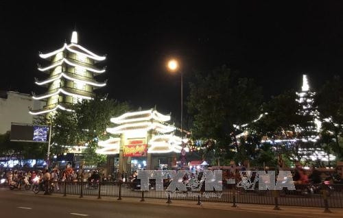 Quang cảnh chùa Vĩnh Nghiêm trong đêm giao thừa đón năm mới Đinh Dậu 2017. Ảnh: Thanh Vũ-TTXVN