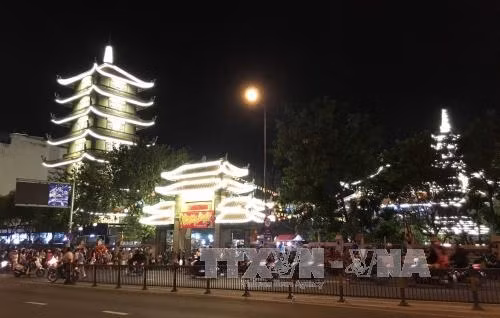 Quang cảnh chùa Vĩnh Nghiêm trong đêm giao thừa đón năm mới Đinh Dậu 2017. Ảnh: Thanh Vũ-TTXVN