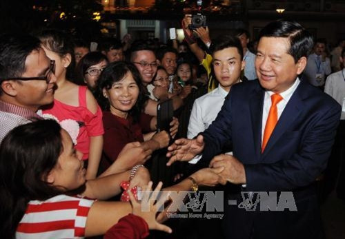 Bí thư Thành ủy TP. Hồ Chí Minh Đinh La Thăng thăm hỏi người dân Thành phố tại Lễ khai mạc Đường hoa Nguyễn Huệ Xuân Đinh Dậu 2017. Ảnh: An Hiếu - TTXVN