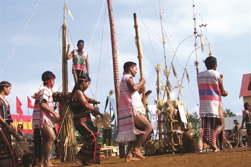 Đồng bào dân tộc M’nông luôn có ý thức gìn giữ văn hóa truyền thống