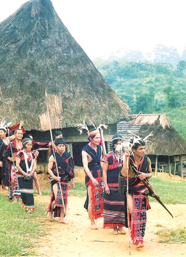 Tái hiện một cuộc đi săn của đồng bào Cơ-tu