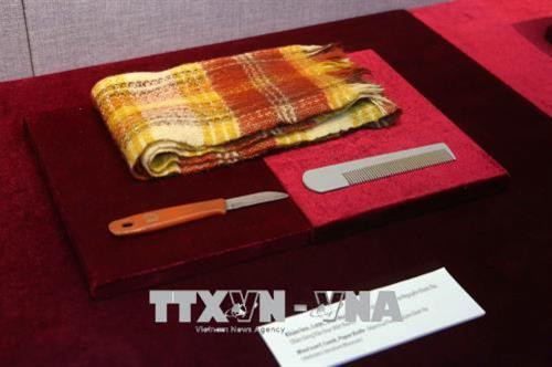 Tác phẩm “Nhật ký trong tù” của Chủ tịch Hồ Chí Minh. Ảnh: Thành Đạt – TTXVN Khăn len, lược, dao dọc giấy kỷ vật của nhà thơ Nguyễn Đình Thi. Ảnh: Thành Đạt – TTXVN Truyền đơn của Đảng Cộng sản Đông Dương kêu gọi nhân dân chống thực dân Pháp. Ảnh: Thành Đạt – TTXVN Đôi giày, viên gạch – Kỷ vật của Nhà thơ Tố Hữu được trưng bày. Ảnh: Thành Đạt – TTXVN Tác phẩm “Nhật ký trong tù” của Chủ tịch Hồ Chí Minh. Ảnh: Thành Đạt – TTXVN Khăn len, lược, dao dọc giấy kỷ vật của nhà thơ Nguyễn Đình Thi. Ảnh: Thành Đạt – TTXVN Truyền đơn của Đảng Cộng sản Đông Dương kêu gọi nhân dân chống thực dân Pháp. Ảnh: Thành Đạt – TTXVN Đôi giày, viên gạch – Kỷ vật của Nhà thơ Tố Hữu được trưng bày. Ảnh: Thành Đạt – TTXVN