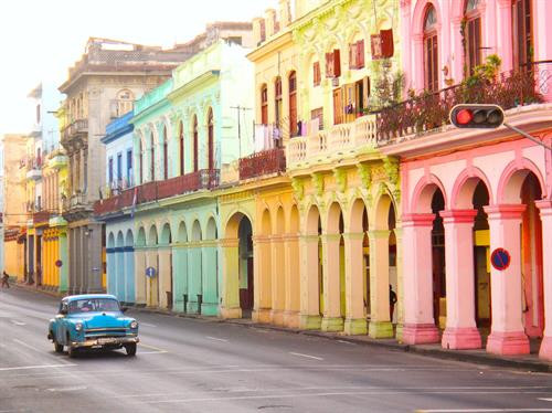 Havana, Cuba: Tại thủ đô của Cuba, các con phố có màu sắc tươi sáng, kết hợp với những chiếc xe cổ rực rỡ tạo thành khung cảnh ấn tượng khó quên. Ảnh: Business Insider. Santorini, Hy Lạp: Đảo Santorini của Hy Lạp hút khách nhờ khung cảnh với hai màu trắng xanh chủ đạo, nổi bật trên nền trời và biển. Các con phố trắng là nơi hoàn hảo để bạn diện trang phục màu sắc. Ảnh: Miriadna. Kyoto, Nhật Bản: Phố cổ ở Kyoto với những tòa nhà gỗ và các nàng geisha xinh đẹp khiến du khách có cảm giác như lạc vào thế kỷ trước. Ảnh: Intrepid. Alacati, Thổ Nhĩ Kỳ: Đây là thị trấn ven biển tuyệt đẹp, với những con đường lát đá uốn lượn giữa nhà cửa và hàng quán xinh xắn. Ảnh: Business Insider. Barcelona, Tây Ban Nha: Với du khách đam mê kiến trúc, Barcelona là một đại tiệc mãn nhãn, với những tòa nhà, công trình tuyệt mĩ. Ảnh: Houstonia. Bahia, Brazil: Các tòa nhà màu ngọc nằm dọc con đường lát sỏi ở Pelourinho, điểm tham quan nổi tiếng ở Bahia. Ảnh: Business Insider. Budapest, Hungary: Không quá nhỏ cũng không quá lớn, Budapest là thành phố hoàn hảo để bạn đi bộ khám phá. Nơi đây có vô vàn công trình kiến trúc ấn tượng, từ nhà thờ cổ, cầu đến lâu đài. Ảnh: Shutterstock. Evora, Bồ Đào Nha: Evora được UNESCO gọi là “thành phố bảo tàng” do các công trình kiến trúc cổ ở đây được bảo tồn đến mức lý tưởng. Ảnh: Shutterstock. Lindau, Đức: Thị trấn này có khung cảnh giống như trong truyện cổ tích, với những ngôi nhà đủ sắc màu rực rỡ. Ảnh: Business Insider. Paris, Pháp: Khu Montmartre không quá đông đúc, với những con phố lát sỏi uốn lượn và nhiều mảng xanh mát mắt. Ảnh: Business Insider.