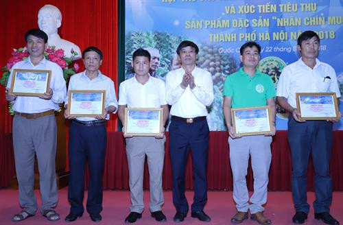 Lãnh đạo Sở Nông nghiệp và Phát triển nông thôn Hà Nội trao chứng nhận QR code truy xuất nguồn gốc đối với một số sản phẩm nông nghiệp trên địa bàn huyện Quốc Oai. Kiểm tra việc truy xuất nguồn gốc sản phẩm nhãn chín muộn của huyện Quốc Oai.