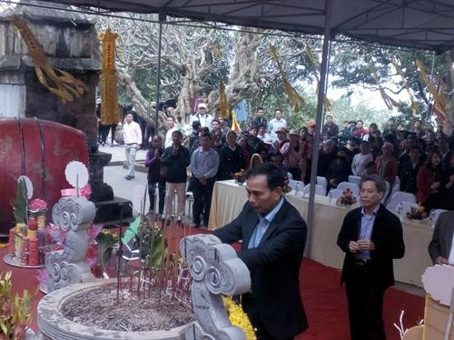 Lãnh đạo thị xã Chí Linh dâng hương tưởng niệm Đệ nhị tổ Thiền phái Trúc Lâm Yên Tử Pháp Loa. Ảnh: Mạnh Tú - TTXVN Lãnh đạo thị xã Chí Linh dâng hương tưởng niệm Đệ nhị tổ Thiền phái Trúc Lâm Yên Tử Pháp Loa. Ảnh: Mạnh Tú - TTXVN