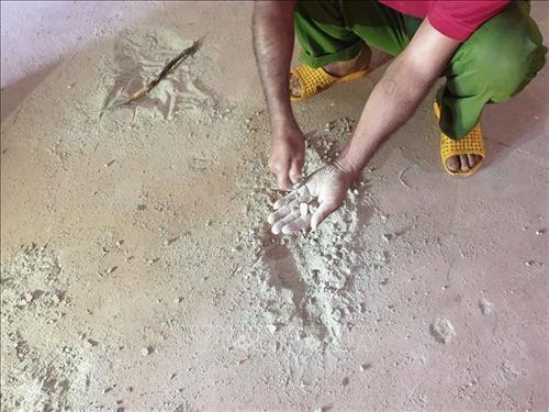 Nền nhà truyền thống chủ yếu là… cát. Ảnh: Ngọc Minh - TTXVN Nền nhà truyền thống chủ yếu là… cát. Ảnh: Ngọc Minh - TTXVN