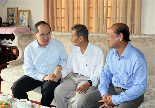 Chủ tịch Ủy ban Trung ương MTTQ Việt Nam Nguyễn Thiện Nhân đến thăm, chúc Tết đồng chí Hồ Minh Mẫn, nguyên Bí thư Tỉnh ủy Cửu Long. Ảnh: Phạm Minh Tuấn- TTXVN