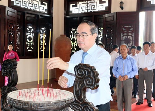 Chủ tịch Ủy ban Trung ương MTTQ Việt Nam Nguyễn Thiện Nhân dâng hương tại Khu tưởng niệm cố Chủ tịch Hội đồng Bộ trưởng Phạm Hùng. Ảnh: Phạm Minh Tuấn- TTXVN