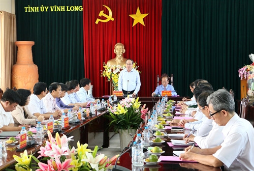 Chủ tịch Ủy ban Trung ương Mặt trận Tổ quốc Việt Nam Nguyễn Thiện Nhân làm việc với lãnh đạo chủ chốt tỉnh Vĩnh Long. Ảnh: Phạm Minh Tuấn- TTXVN
