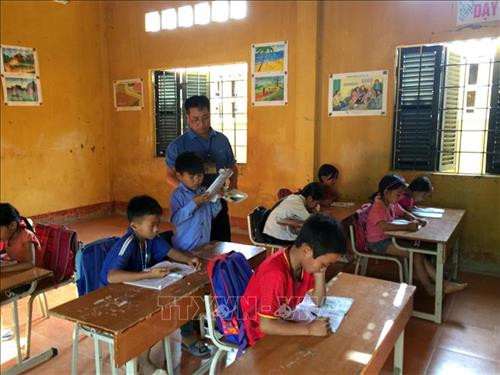 Giờ lên lớp của học sinh tiểu học tại điểm trường Suối Tiếu, xã Đá Đỏ. Ảnh: Hữu Quyết – TTXVN Giờ lên lớp của học sinh tiểu học tại điểm trường Suối Tiếu, xã Đá Đỏ. Ảnh: Hữu Quyết – TTXVN
