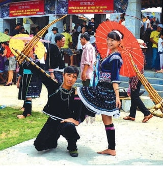 Những chàng trai, cô gái Mông vui điệu giao duyên tại Làng Văn hoá - Du lịch các dân tộc Việt Nam. Ảnh: Thanh Hà Những chàng trai, cô gái Mông vui điệu giao duyên tại Làng Văn hoá - Du lịch các dân tộc Việt Nam. Ảnh: Thanh Hà