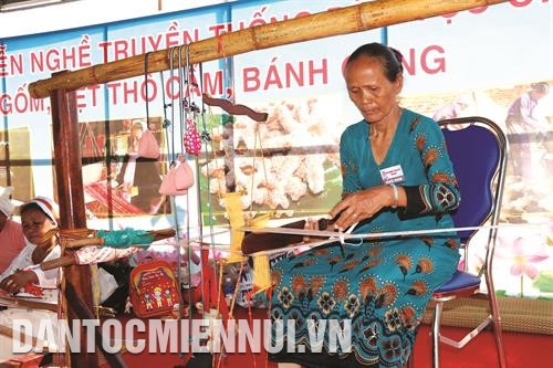 Nghệ nhân trình diễn dệt thổ cẩm tại Lễ hội Katê 2018. Ảnh: Công Thử Nghệ nhân trình diễn dệt thổ cẩm tại Lễ hội Katê 2018. Ảnh: Công Thử