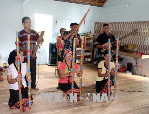 Một buổi tập của Câu lạc bộ nghệ thuật dân ca Thái bản Cằng. Ảnh: Tá Chuyên – TTXVN